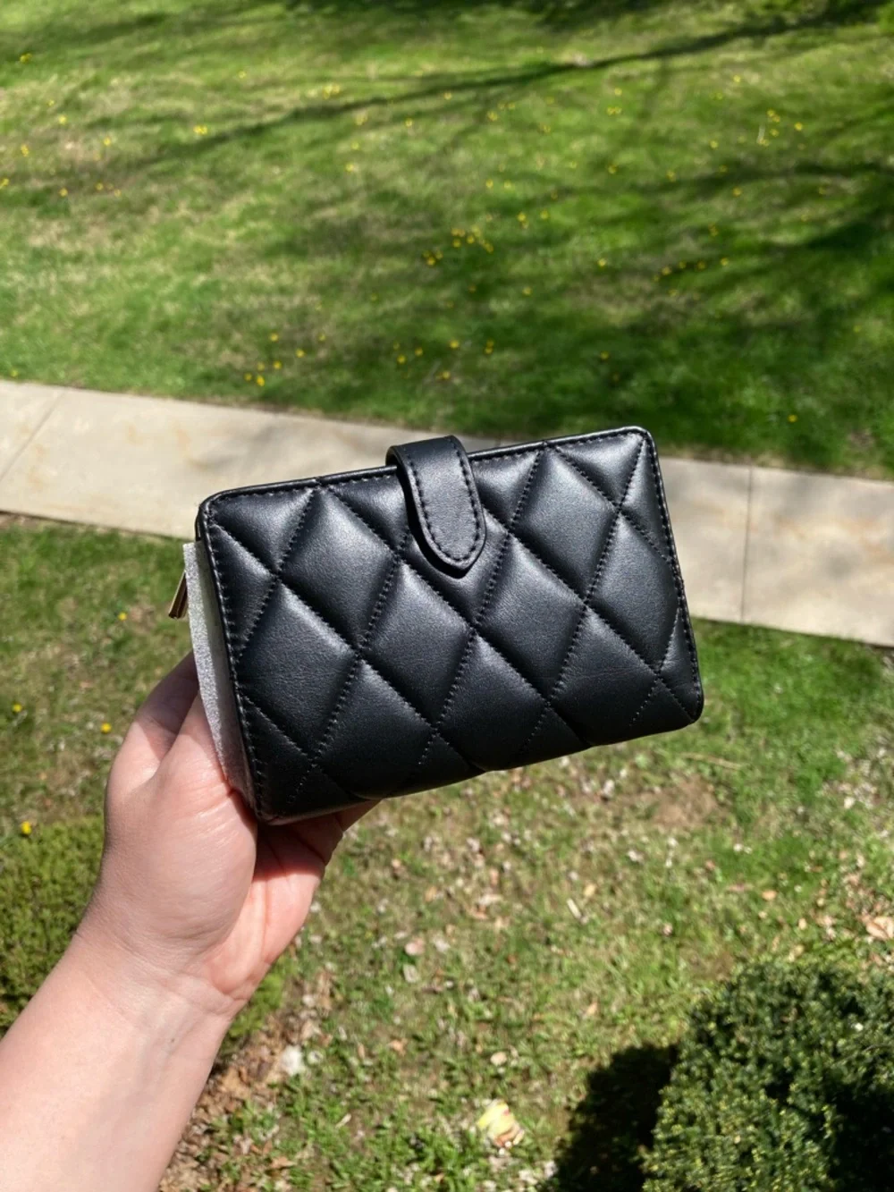Kate Spade New York Carey Medium Compact Bifold Wallet in Black Quilted Leather